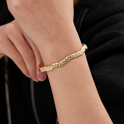 Flow Bangle – Gold
