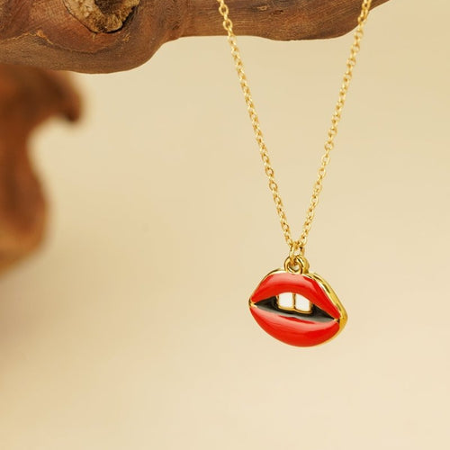 Kiss My Lips Necklace Gold
