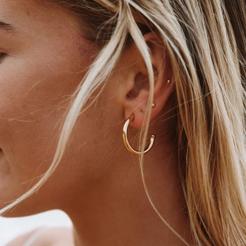 Große Huggie-Earrings